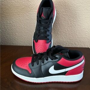 Jordan 1 low. Grade school size. Like new. With box. Youth size 5Y. Authentic.